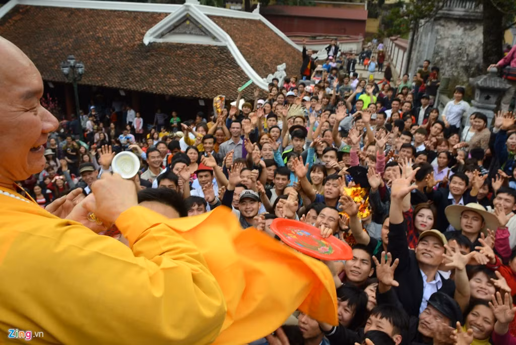 Ngay sau khi kết thúc lễ khai hội, thầy Trụ phát tặng lộc cho phật tử và du khách có mặt tại sân chùa.