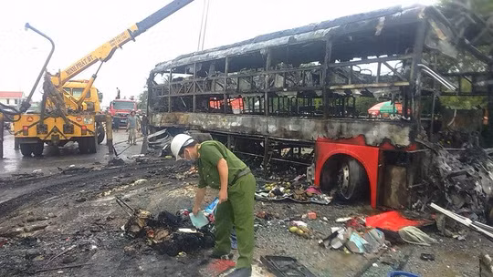 Vụ tai nạn làm 13 người chết, 35 người bị thương. Hai xe khách đấu đầu nhau và cháy rụi. Ảnh: Lao Động.