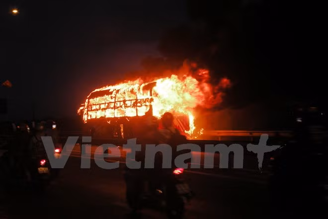Cũng trong khoảng thời gian này, xe khách mang biển kiểm soát 43B-014.98 đang lưu thông trên Quốc lộ 1A theo hướng Bắc-Nam, đến địa phận xã Quế Phú, huyện Quế Sơn, tỉnh Quảng Nam cũng bị "bà hỏa" viếng thăm. Toàn bộ hành khách và người của nhà xe phải tung cửa để chạy thoát ngọn lửa dữ. Ảnh: Vietnam+.