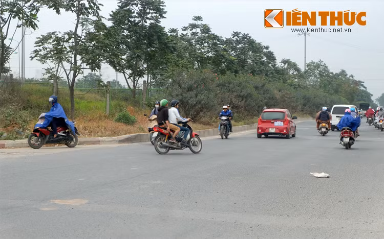 Hay vừa ra khỏi hầm chui dân sinh, nhiều phương tiện bất ngờ khi thấy có xe đi chiều ngược lại vì tầm nhìn bị che khuất.