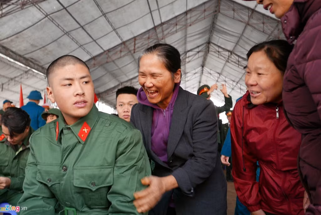 Được sĩ quan cho phép vào thăm vài phút, mẹ và các cô của Trần Trung Kiên mừng rỡ ôm chầm lấy thăm hỏi con em mình.