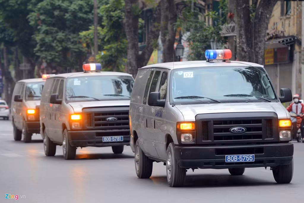 7h, dàn xe đặc chủng thùng kín gắn biển xanh 80B đưa Hà Văn Thắm và đồng phạm đến tòa.