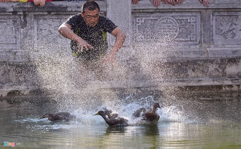 Khá nhiều thanh niên, trung niên hào hứng tham gia. Có người còn mặc nguyên quần áo, phi thẳng xuống hồ.