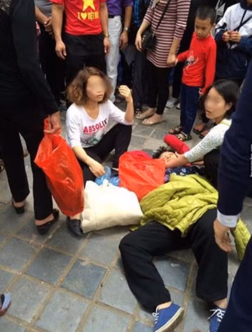 Đầu năm đi lễ chùa là nét văn hóa đẹp của người Việt, tuy nhiên, ngay tại nơi linh thiêng như chùa Hương, tình trạng ẩu đả, hành hung người vẫn diễn ra. Chiều 1/2 (tức ngày mùng 5 Tết), tại khu vực sân ga cáp treo cjiar Hương, một bà lão lớn tuổi bị nhóm cô gái trẻ đánh ngất xỉu khi đi trẩy hội. Đáng nói, khi xảy ra vụ việc, người thân bà lão đã van xin cùng sự can ngăn của nhiều người có mặt xung quanh nhưng các cô gái vẫn lao vào hành hung nạn nhân.