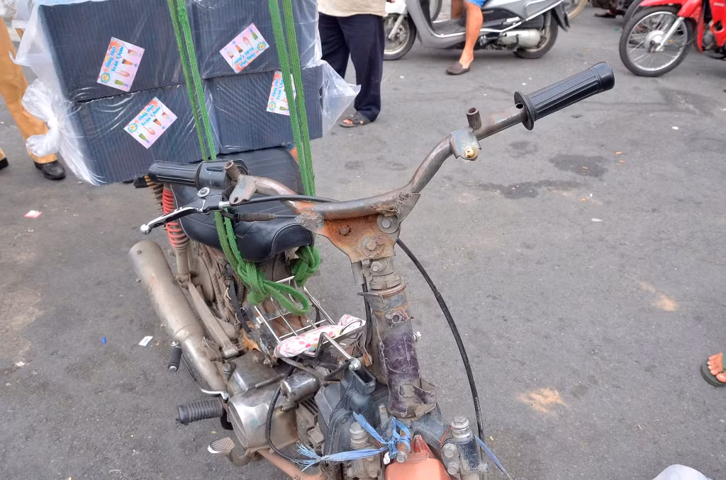 Xe "cởi truồng" là cách gọi hài hước mà mọi người vẫn dùng để gọi xe cà tàng, không yếm.