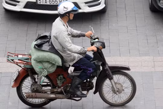 Đây vẫn là phương tiện di chuyển và kiếm sống của nhiều người.