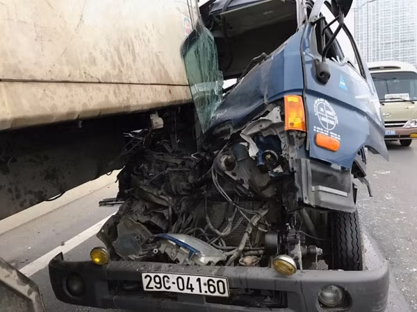 Vào khoảng 4h sáng 16/2, trên đường Vành đai 3 trên cao đoạn qua Siêu thị BigC theo hướng Khuất Duy Tiến - cầu Thăng Long (Hà Nội) đã xảy ra vụ tai nạn giao thông giữa xe tải cứu hộ và xe tải lớn. Do cú tông quá mạnh nên phần đầu xe tải cứu hộ biến dạng hoàn toàn, tài xế xe bị thương đã nhanh chóng được đưa đi cấp cứu. Ảnh: Văn Huế.