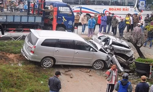 Trước đó, ngày 13/2, vụ taxi bị ôtô tông tại khu vực chợ An Lỗ, xã Phong Hiền (huyện Phong Điền, tỉnh Thừa Thiên - Huế) khiến nhiều người dân chạy tán loạn. Vào thời điểm trên, một ôtô 7 chỗ mang BKS 73A di chuyển theo hướng Quảng Bình - Huế, trên xe chở 2 hành khách đang vào Huế khám chữa bệnh. Đến đoạn chợ An Lỗ, chiếc ôtô tông vào đuôi taxi đỗ trước mặt chợ. Ảnh: Zing.