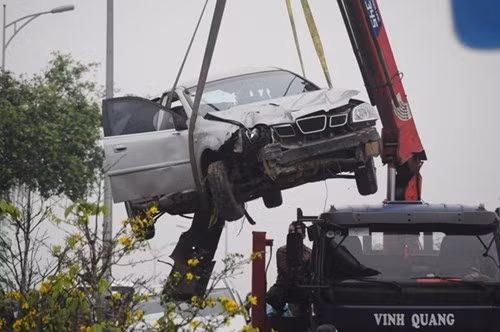 Cú tông mạnh khiến thân xe taxi bị dập nát hoàn toàn và bị đẩy cách xa vị trí đỗ xe hơn 10 m. Riêng ôtô mang BKS 73A bị dập nát phần đầu. Hai xe bị nạn được cẩu ra khỏi hiện trường. Ảnh: Điền Quang.