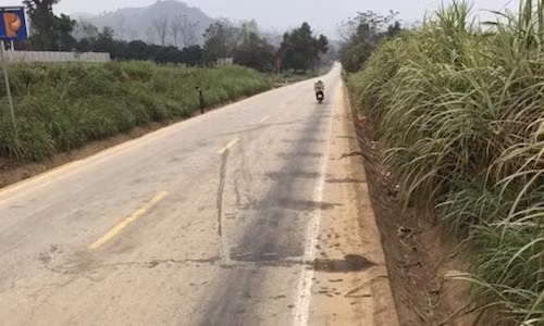 Chiều 15/2, thông tin từ Công an huyện Ngọc Lặc (Thanh Hóa), trên địa bàn huyện vừa xảy ra vụ tai nạn giao thông nghiêm trọng khiến 4 người chết. Hai xe máy đi ngược chiều tông nhau khiến 3 người tử vong tại chỗ, một người bị thương nặng đưa đi bệnh viện cấp cứu và tử vong ngay sau đó. Ảnh: Infonet.