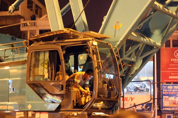 Tại phần lái, có hai người túc trực và điều khiển, có kết nối bộ đàm với những đầu mối khác.