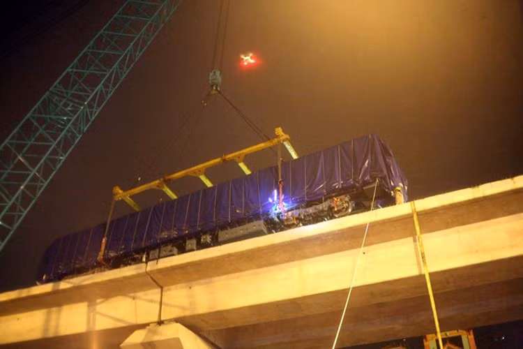 Cẩu bánh xích thường được trang bị với một cần trục hoặc cây quấn (còn gọi là dây thùng), dây cáp hoặc dây chuyền và ròng rọc, và đường chạy của dây xích. Nó có thể được sử dụng để nâng và hạ thấp và di chuyển mọi thứ theo chiều ngang.