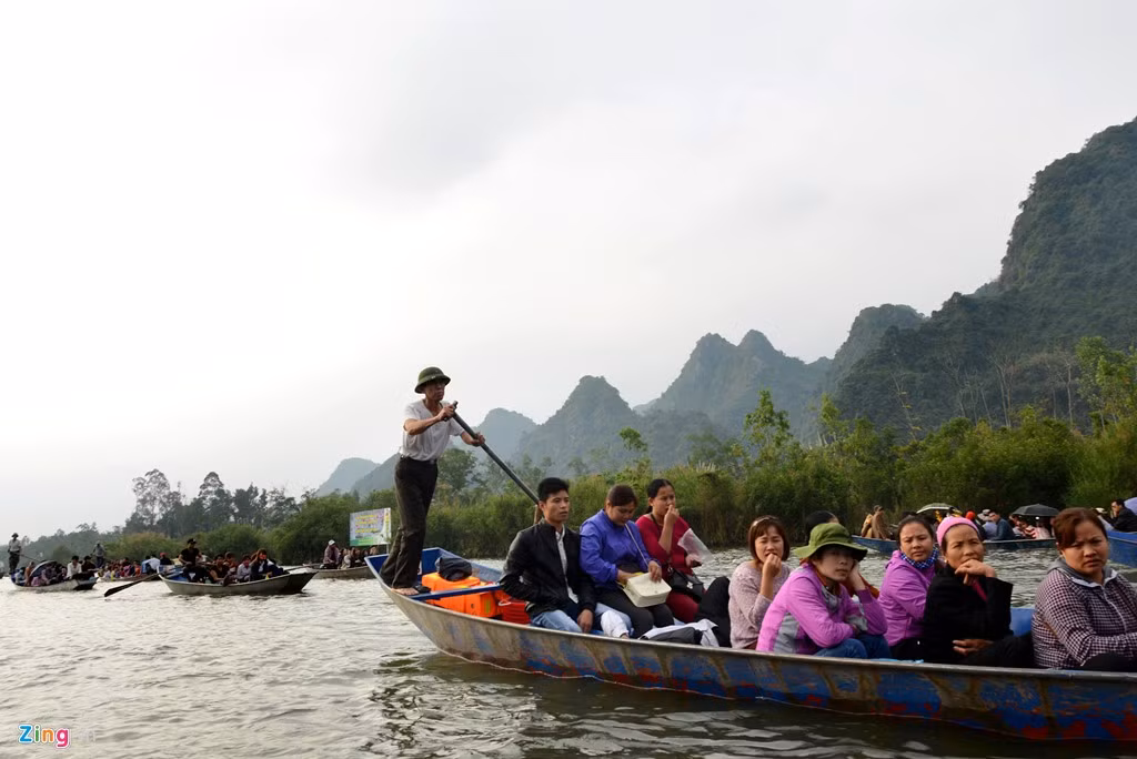 Các năm trước, giá vé khách đi đò kèm vé thắng cảnh là 85.000 đồng một người, năm nay đã tăng lên 130.000 đồng một người, trong đó 50.000 cho tiền đò và 80.000 đồng tiền vé thắng cảnh. Trẻ em được miễn phí.