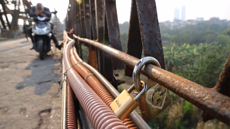 Thường các đôi khóa có kích thước khác nhau thể hiện cho người nam, nữ và được vẽ ký hiệu tình yêu.