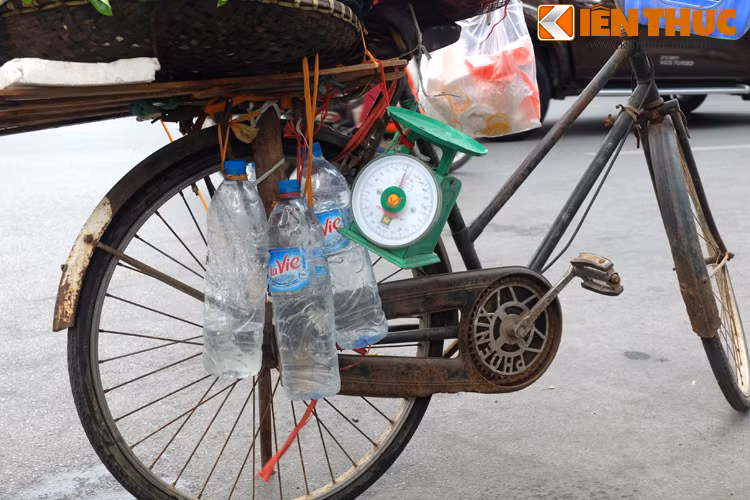 Không thể thiếu "phụ kiện" như chai nước, cân, túi... theo hoa bưởi xuống phố.