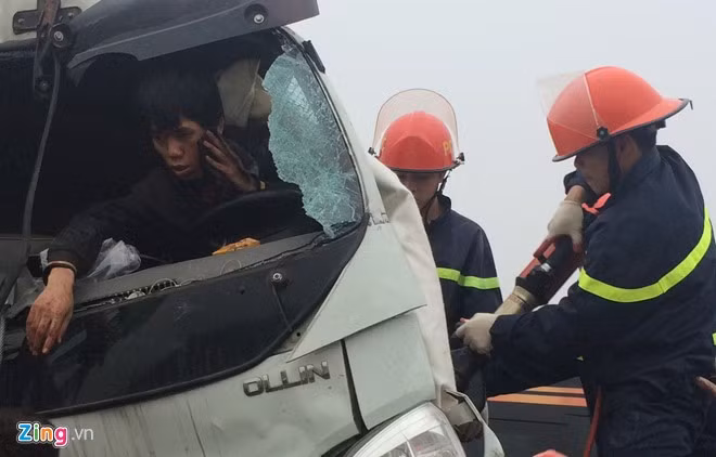 "Sau gần 1 giờ cứu hộ, chúng tôi đã đưa được nạn nhân ra ngoài để chuyển đi cấp cứu", đại diện Cảnh sát PCCC số 12 cho biết.