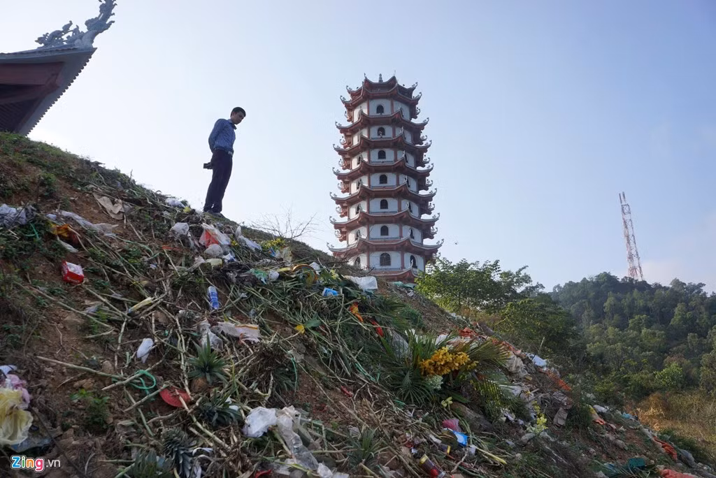 Thế nhưng, công trình văn hóa tâm linh này đã trở nên nhếch nhác sau dịp Tết bởi rác thải. Tại sườn dốc gần tháp tụ linh, rác thải vứt bừa bãi thành đống.