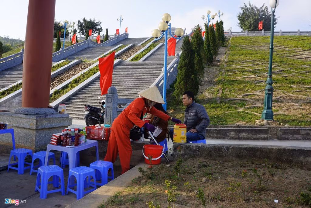 Ngay khu vực cổng vào biến thành điểm bán hàng rong, quán nước tự phát.