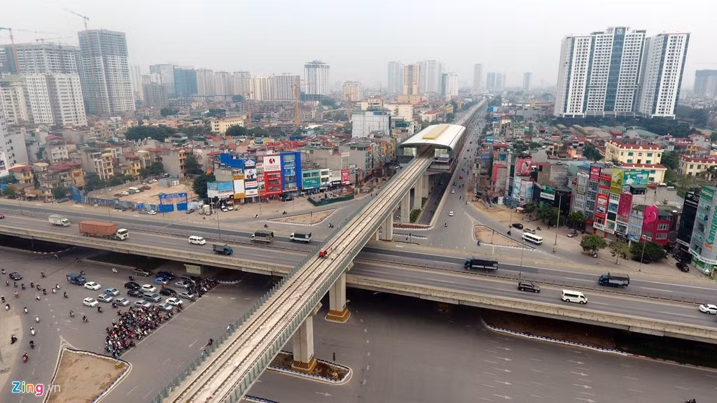Điểm giao cắt lớn nhất của tuyến là đoạn qua ngã tư Nguyễn Trãi - Khuất Duy Tiến - Nguyễn Xiển, nút giao 4 tầng duy nhất tại Hà Nội gồm một đường hầm, một trục giao thông mặt đất, 2 tuyến đường trên cao.