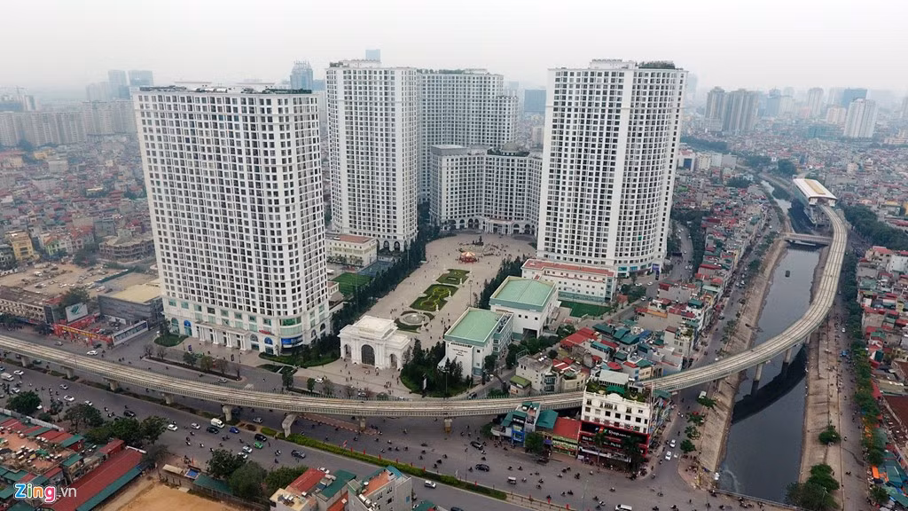 Sau khi ra khỏi ga Láng, tàu sẽ tiếp tục đi theo đường cong lớn vòng qua Ngã Tư Sở tạo một khúc cua gắt nhất trên toàn tuyến trước khi vào đường Nguyễn Trãi.