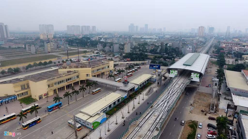 Ga Yên Nghĩa nằm cạnh bến xe Yên Nghĩa là điểm ga số 12, nằm cuối tuyến đường sắt nội đô 2A. Dự kiến tới đầu tháng 4, toàn tuyến sẽ hoàn thiện toàn bộ phần xây lắp, trang trí kiến trúc bao gồm các nhà ga và các công trình trong khu depot và đưa vào chạy thử vào cuối tháng 9/2017.