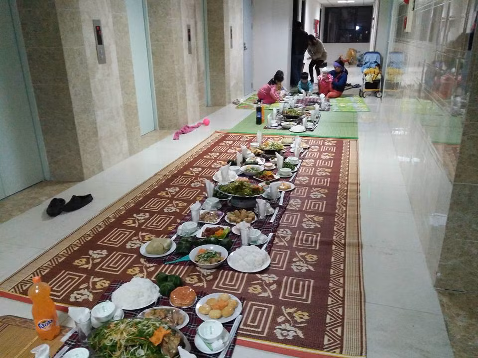 Tại các thành phố lớn, thay vì con đường rượu thịt, các hành lang rượu thịt, mâm cỗ cũng xuất hiện. Nhiều dịp, người dân tại các khu chung cư tổ chức tiệc cuối năm, đầu năm, mừng tân gia... ngay tại hành lang dân cư.