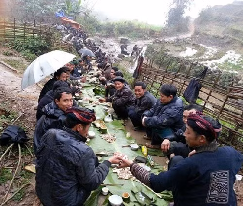 Theo thông tin chia sẻ, đây là một buổi ăn lễ cưới của người Mông ở Lào Cai. Ảnh Huy Trung Otofun.