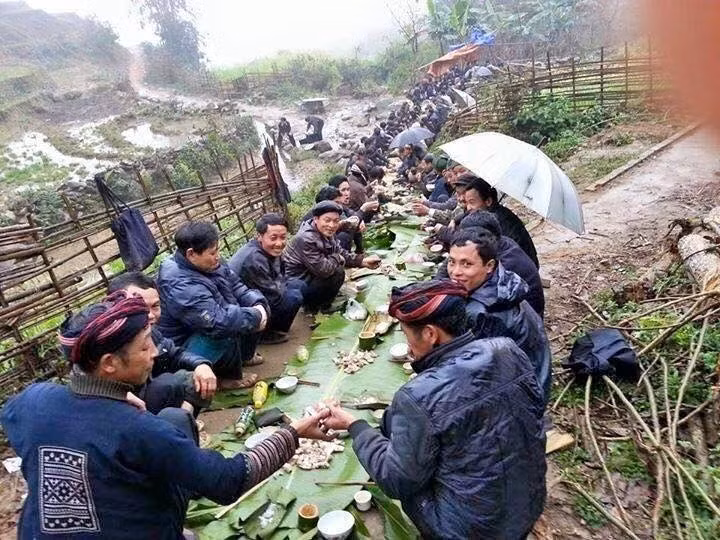 Đây không phải lần đầu dư luận chia sẻ hình ảnh con đường rượu thịt độc lạ ở Việt Nam. Trước đó, bức hình nhiều người trải lá chuối giữa đường để ăn cỗ, uống rượu cũng gây tò mò cho người xem. Ảnh Huy Trung Otofun.