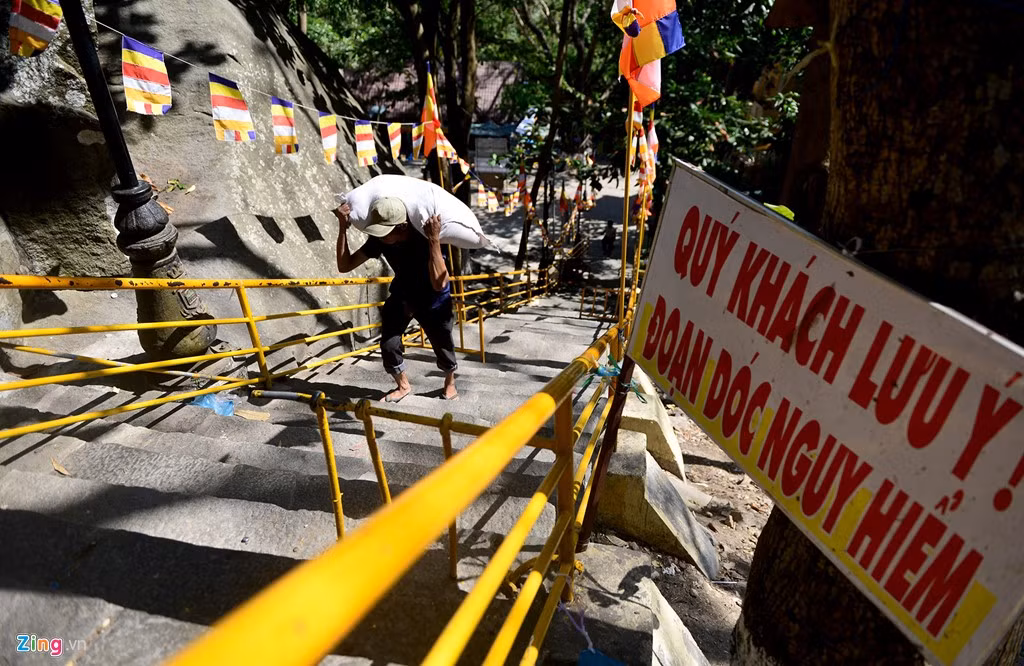 Nhiều đoạn đường dốc đứng đến khoảng trên dưới 45 độ, khá nguy hiểm nhưng họ vẫn cần mẫn bước từng bước một lên đến đỉnh.