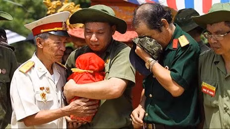 Cựu binh Phạm Ngọc Quyền và đồng đội cùng bình đất mang về từ Vị Xuyên dâng lên bàn thờ Đại tướng Võ Nguyên Giáp.
