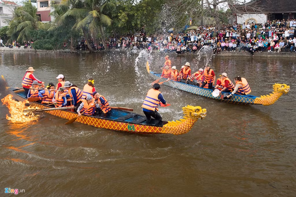 Một trong những màn thi đấu vui nhộn thu hút sự quan tâm của du khách thập phương về dự hội là màn nấu cơm trên thuyền và bị đối thủ hắt nước vào làm tắt lửa.