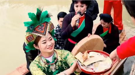 Mặc dù đã có quy định cấm ngả nón xin tiền, song năm nay, tình trạng liền anh liền chị xin tiền du khách vẫn diễn ra. Thông tin trên báo Ngày nay có đưa, ban tổ chức lễ hội vùng Lim đã yêu cầu câu lạc bộ có hành vi phản cảm trên dừng hoạt động. Ảnh minh họa (nguồn: Ngày nay).