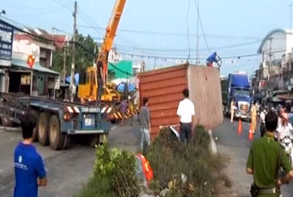 Ngày 9/2, trên Quốc lộ 22B, đoạn qua thị trấn Gò Dầu (huyện Gò Dầu, tỉnh Tây Ninh) xảy ra một vụ tai nạn xe đầu kéo mất lái bay qua con lươn rồi tông thẳng vào nhà dân. Vụ TNGT làm hư hỏng nhiều tài sản nhưng rất may không thiệt hại về người. Ảnh: E.X.