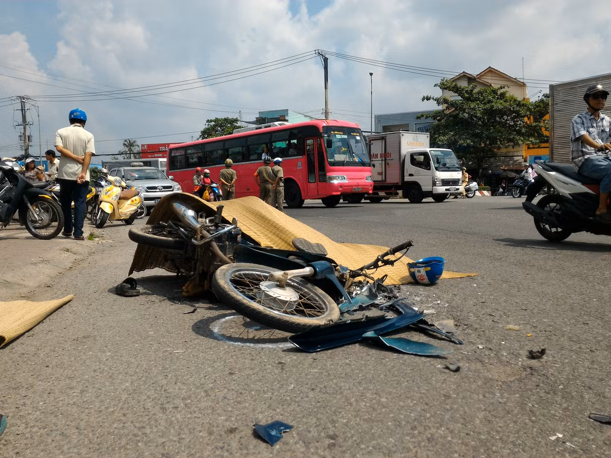 Trưa 9/2, trên quốc lộ 1A đoạn vòng xoay ngã ba Trung Lương, thuộc địa bàn khu phố Trung Lương, phường 10, TP Mỹ Tho, tỉnh Tiền Giang đã xảy ra một vụ tai nạn giao thông giữa xe ô tô tải và xe mô tô làm một người đàn ông tử vong tại chỗ, một thiếu niên nhập viện trong tình trạng nguy kịch. Ảnh: Nhân Dân.