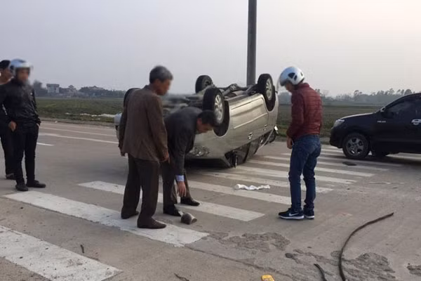 Chiều mùng 4 Tết (31/1) tại địa phận điểm giao giữa đường 36 và đường Đồng Oanh tại thị trấn Gia Khánh, huyện Bình Xuyên, tỉnh Vĩnh Phúc xảy ra va chạm giữa hai ô tô khiến hai tài xế một phen hú vía. Tại hiện trường, một chiếc xe nằm lật ngửa, nhiều bộ phận bị hư hỏng nặng. Ảnh: An toàn giao thông.