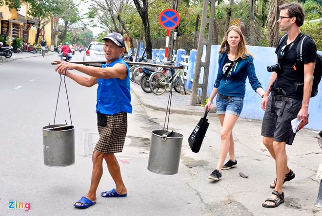 Dù đã 90 tuổi nhưng hiện nay ông Đường vẫn đều đặn gánh nước thuê cho các nhà hàng, quán ăn và người dân phố cổ sử dụng.
