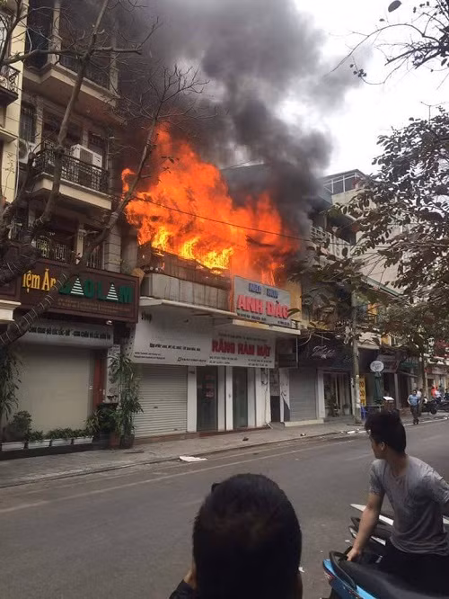 Ngọn lửa khởi phát từ tầng 2 của căn nhà trên phố Bát Đàn, sau đó lan rộng ra xung quanh. Ảnh: Dân Việt.