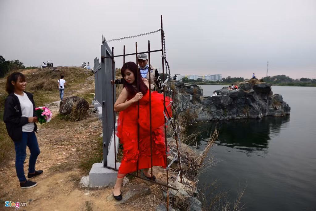 Vào cuối tuần, các cặp cô dâu, chú rể cũng chọn nơi này chụp ảnh cưới nghệ thuật, nhưng lại có hành vi thiếu văn minh như chui qua hàng rào, bất chấp biển cấm.