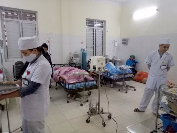 Trao đổi với báo chí, PGS.TS Nguyễn Thanh Phong - Cục trưởng Cục An toàn thực phẩm - Bộ Y tế cho biết, nguyên nhân khiến gần 90 người bị ngộ độc sau ăn cỗ cưới ở xã Đản Ván (huyện Hoàng Su Phì, Hà Giang) là do thực phẩm trong đám cỗ chứa vi sinh, thực phẩm bị ôi thiu. Ảnh: Báo Hà Giang.