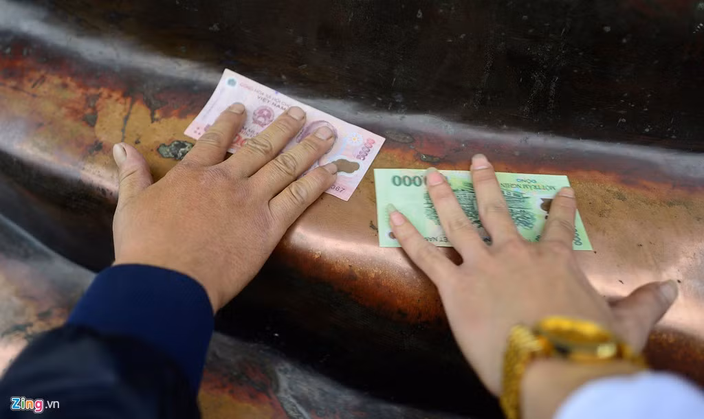 Tuy nhiên, nhiều người không biết việc làm như thế đem lại điều gì cho bản thân. "Tôi thấy mọi người xoa thì tôi làm theo, chứ không biết làm thế có ý nghĩa gì", một du khách đến từ Nam Định cho biết.