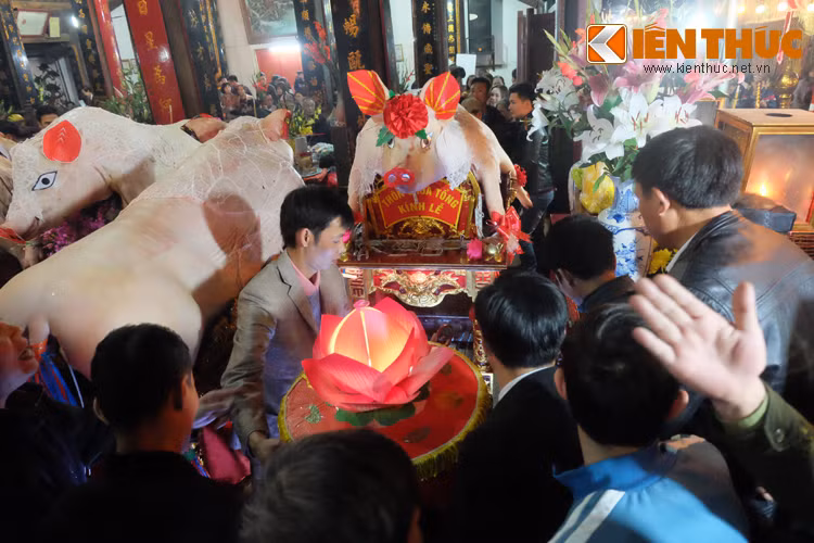 Theo lệ làng, đêm ngày 13, rạng sáng ngày 14 tháng Giêng hàng năm, lễ rước ông Lợn ở làng La Phù (Hoài Đức, Hà Nội) lại tưng bừng diễn ra, thu hút hàng nghìn người tham dự.