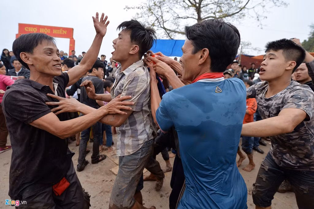 Nhiều người chạy đến chúc mừng trên quãng đường về nhà.