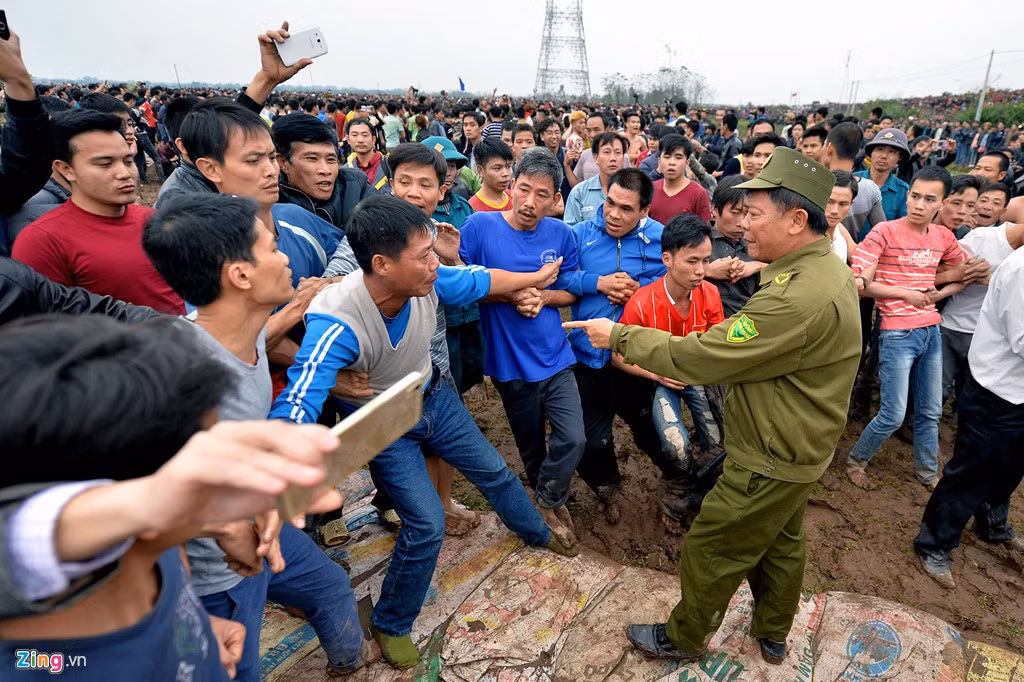 Tuy nhiên, lễ hội cũng xảy ra một vài hạt sạn không đáng có. Trong ảnh là cảnh tranh cãi, giằng co giữa lực lượng an ninh và người chơi.