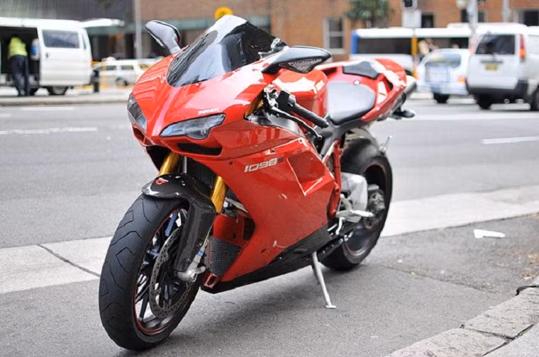 10. Ducati 1098: Động cơ mạnh mẽ có công suất tới 160 mã lực và tăng tốc từ 0-60 dặm/h (96km/h) chỉ trong 3 giây trước khi đạt vận tốc tối đa 290km/h.