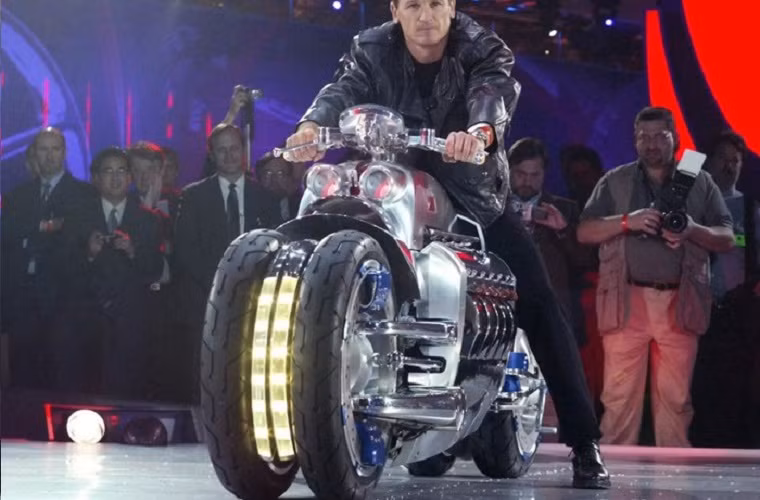 1. Dodge Tomahawk: Xếp lên trên hết là Dodge Tomahawk với tốc độ tối đa mà xe có thể đạt được là 491km/h. Chiếc xe được trang bị động cơ 500 mã lực và chỉ cần 2,5 giây để có thể đạt vận tốc 60 dặm/h (96km/h).