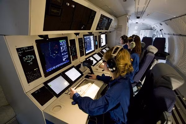 C-295MPA được tích hợp nhiều thiết bị điện tử, radar, hệ thống trinh sát hiện đại, ví dụ gồm: radar trinh sát mặt nước, hệ thống quang điện tử, gây nhiễu, thiết bị nhận diện địch ta, liên lạc vệ tinh, hệ thống Link 11, hệ thống định vị thủy âm. Trong ảnh là khoang điều khiển hệ thống tác chiến của C-295MPA. Nguồn ảnh: Airbus