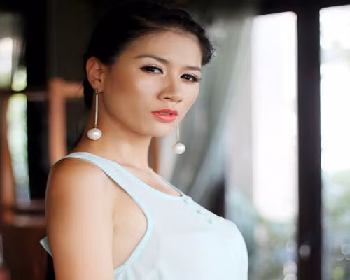 2. Khởi tố người mẫu Trang Trần Ngày 5/5, Công an quận Hoàn Kiếm, Hà Nội đã khởi tố bị can Trần Thị Trang (tức người mẫu Trang Trần, 30 tuổi, ở Hải Phòng) để điều tra về hành vi chống người thi hành công vụ. Do đang mang thai nên cơ quan điều tra cho bị can Trang tại ngoại. Trước đó tối 26/2, Trang Trần đã có hành vi chửi bới, lăng mạ, tấn công lực lượng công an. 