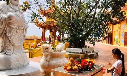 Con dau xin tho bo me de nhung nha chong bao dua len chua