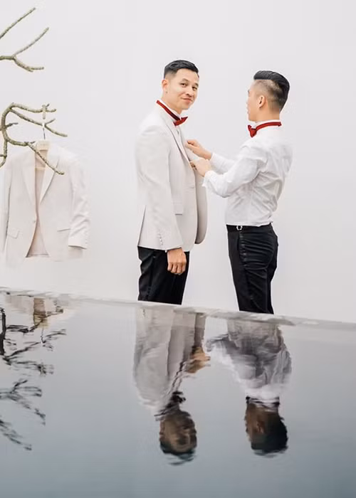 Bạn bè vui mừng thay cho Adrian Anh Tuấn và Sơn Đoàn có cuộc sống êm ấm sau đám cưới.