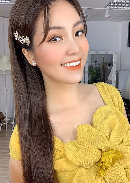 Trên truyền thông, nàng á hậu từng khoe được chồng chiều chuộng. Mỗi khi đi sự kiện hay đi làm về muộn, Thụy Vân được ông xã đưa đi đón về. Ngoài ra, chồng của nàng á hậu còn đảm nhận việc dạy dỗ con trai.